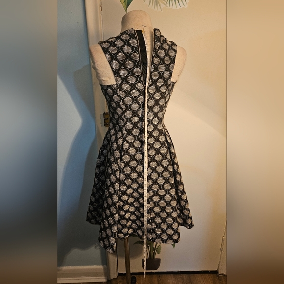 H&M Black and White Patterned Midi Dress. Size  8. Flare Skirt - Picture 4 of 9